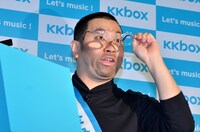 「マイグラスイズ老眼鏡。ケント・デリカット」とおどけてみせるRG。