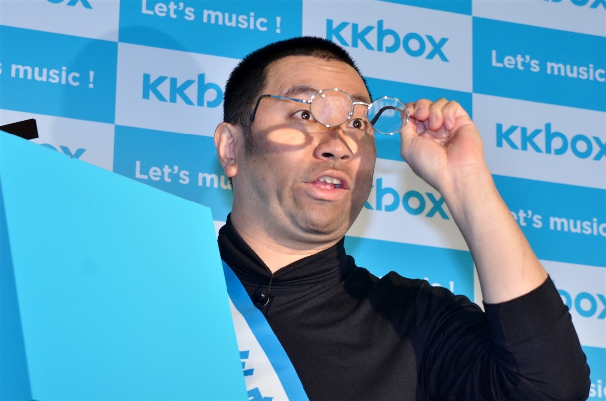 「マイグラスイズ老眼鏡。ケント・デリカット」とおどけてみせるRG。