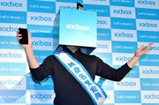 「DJ KKBOX」の被り物を被るRG。