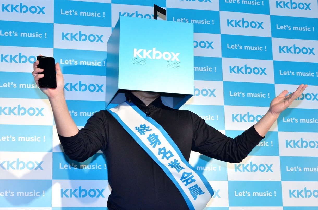 「DJ KKBOX」の被り物を被るRG。