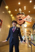 千原ジュニアMC新番組「超絶 凄ワザ！」記念、ナナちゃんへの凄ワザ装飾「凄！ナナちゃん」と千原ジュニア。(c)NHK