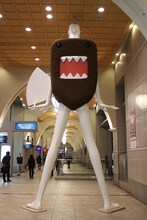 千原ジュニアMC新番組「超絶 凄ワザ！」記念、ナナちゃんへの凄ワザ装飾「凄！ナナちゃん」裏。(c)NHK