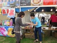 ラーメンを手渡しする村上。