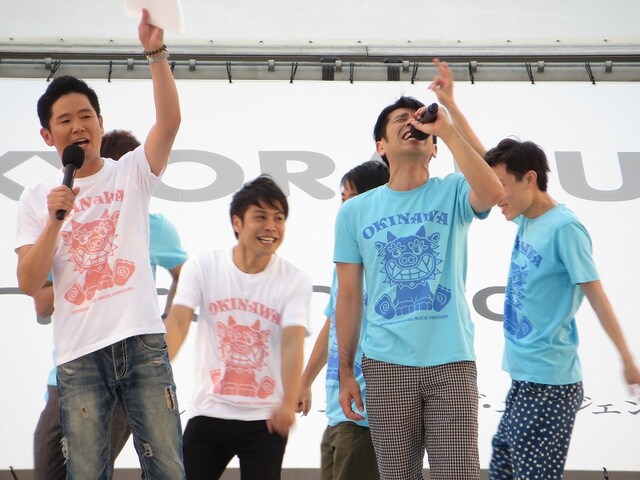 オープニングのMCを務めたガレッジセール。