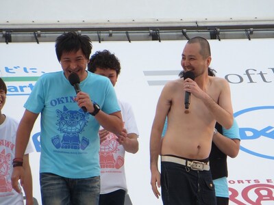 沖縄に来てなぜかわき毛が伸びたというスリムクラブ内間。