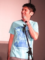 「コザの魅力と歴史を笑いながら勉強できる」と語ったゴリ監督。