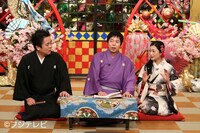 「噺家が闇夜にコソコソ」司会の（左から）立川談春、今田耕司、壇蜜。(c)フジテレビ