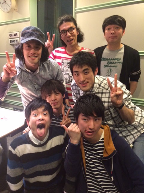 エレ片と、エレキコミック賞を受賞しPodcast出演を果たしたさすらいラビー（中央）、Gパンパンダ（手前）。