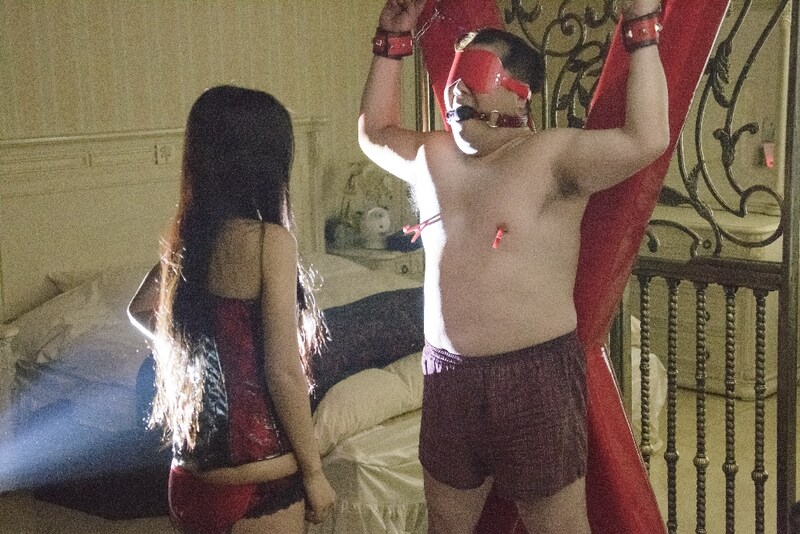 品川ヒロシ監督映画「サンブンノイチ」に、SM愛好者の健さん役で出演するブラックマヨネーズ小杉(右)。(c)2014「サンブンノイチ」製作委員会