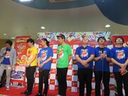 マテル社員からの2代目発表を待つジューシーズとパンサー。