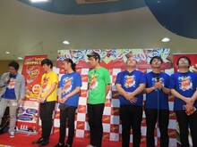 マテル社員からの2代目発表を待つジューシーズとパンサー。