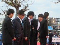 「ベイブルース～25歳と364日～」より高山トモヒロ監督（右から2番目）。