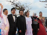 「振り子」原作の鉄拳（右から2番目）と、板尾創路（左）。