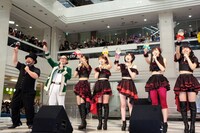 会場のファンとともにジュースで乾杯する髭男爵と、Juice=Juice。
