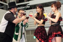 ジュースで乾杯する（左から）髭男爵と宮崎由加、高木紗友希。