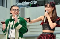 ひぐち君（左）の「ひぐちカッター」にならい、率先して「宮崎カッター」を繰り出す宮崎由加（右）。