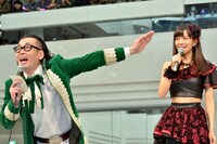 「ひぐちカッター」を披露するひぐち君（左）と、そのギャグを受けてウグイス嬢のモノマネで「ファウルボールにご注意ください」とフォローする宮崎由加（右）。