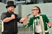 高木紗友希に伝授するギャグ「カンフーとみせかけてシャンプー」を実演するひぐち君（右）と、マイクフォローする山田ルイ53世（左）。