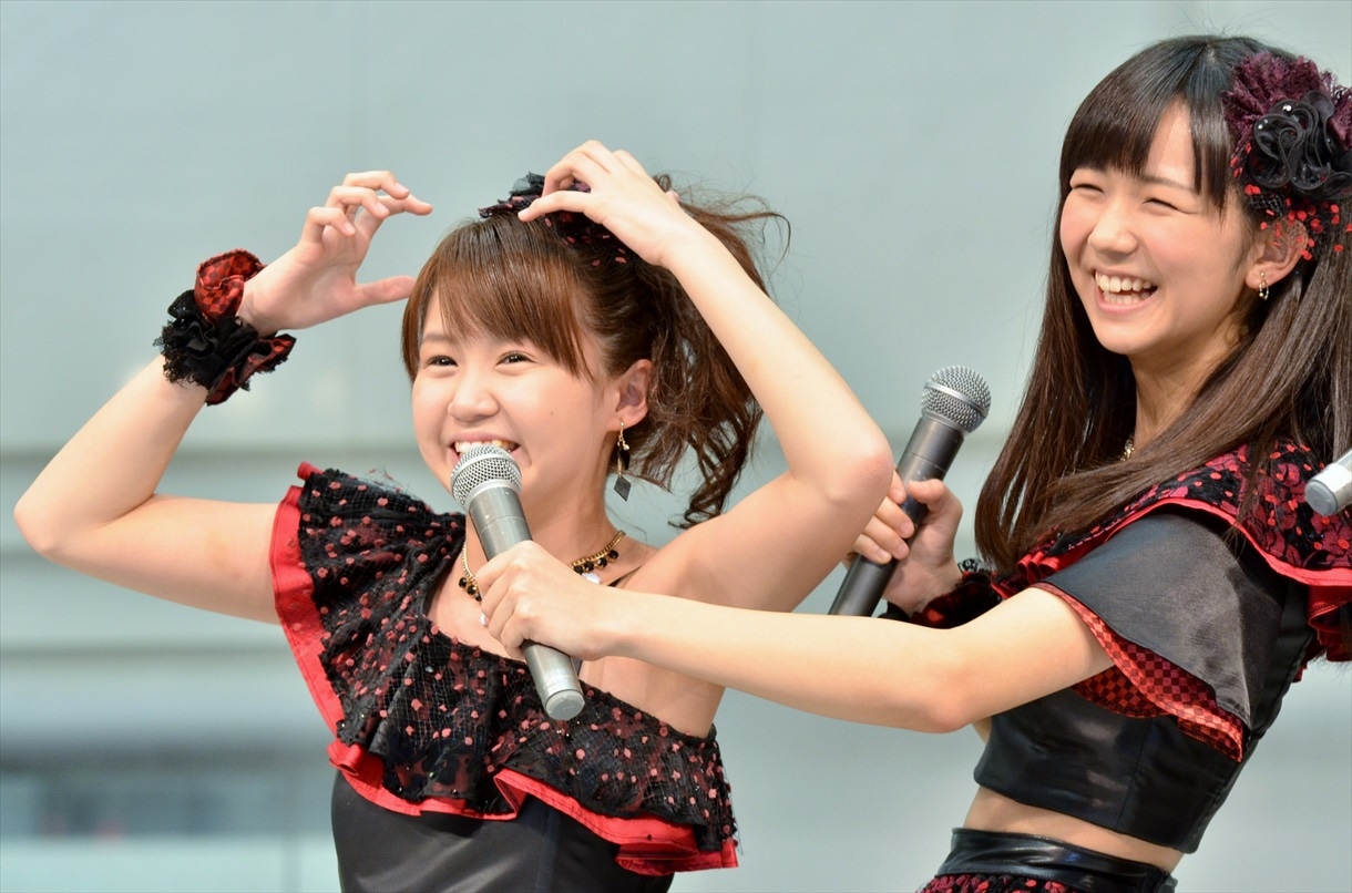 ひぐち君から伝授されたギャグ「カンフーとみせかけてシャンプー」を披露する高木紗友希（左）と、マイクフォローする宮崎由加（右）。