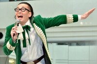 おなじみのギャグ「ひぐちカッター」を繰り出す、髭男爵・ひぐち君。