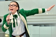 おなじみのギャグ「ひぐちカッター」を繰り出す、髭男爵・ひぐち君。