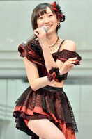 ひぐち君から伝授されたギャグ「宮本ヨガ」を披露する宮本佳林。