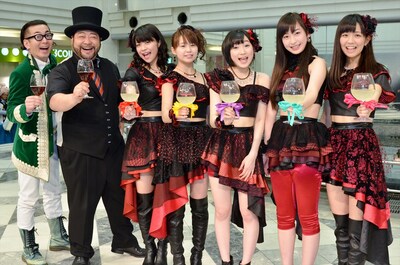 Juice=Juiceの新曲「裸の裸の裸のKISS／アレコレしたい！」の発売記念イベントにゲスト出演した髭男爵と、Juice=Juice。