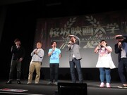 満席の会場を見渡す芸人たち。