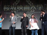 よかれと思った村本との対立構造がスベり動揺する山里（左）。