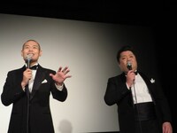 沖縄県外から来た観客の理由が卒業旅行だとわかり、「そこは映画祭でええやろ！」とツッコむ小杉。