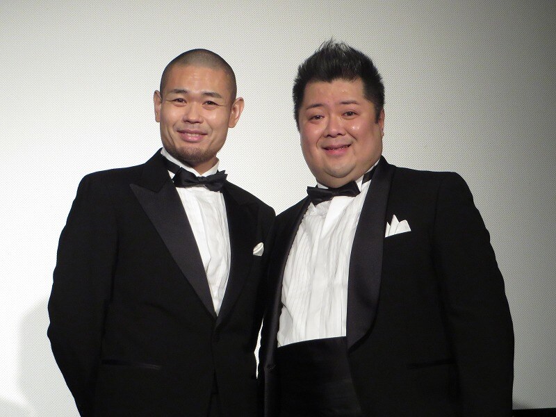 沖縄・桜坂劇場で行われた映画「サンブンノイチ」舞台あいさつに登場した品川ヒロシ監督と、ブラックマヨネーズ小杉。