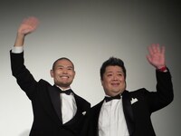 カメラに手を振る品川と小杉。