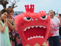 ダウンタウンDX応援の三瓶。左は水沢アリーと菊地亜美。