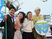 沖縄ファミリーマート応援の魅川憲一郎（右）。