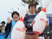 ラウンドワン応援のハリセンボン箕輪と石井一久。