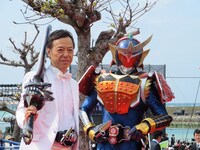 仮面ライダー鎧武と板尾創路。