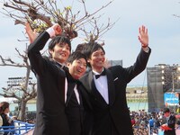 「第6回沖縄国際映画祭」レッドカーペット。桜坂映画大学より左からソラシド本坊元児、有村昆、とろサーモン村田。