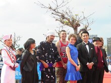 地域発信型映画「ロクな人生」監督のガレッジセール・ゴリ監督。（手前右から2番目）。