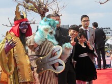 地域発信型映画「たま子とチョーチカーの呪文」のピース綾部。（右から3番目）。