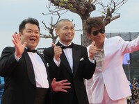 映画「サンブンノイチ」より、ブラックマヨネーズ小杉、品川ヒロシ監督、哀川翔。