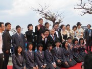 地域発信映画「那覇 NAHA なーふぁ！」よりガレッジセール川田（中央）。