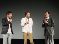 関根の映画でヒーローの1人を務めたイワイガワ・ジョニ男（右）。