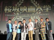 「桜坂映画大学『地獄でなぜ悪い』生オーディオコメンタリー」に登場した関根勤、イワイガワ、バッファロー吾郎、桂三度、COWCOW。関根のアイデアで、全員「こんにちわ！」と言いながら撮影。