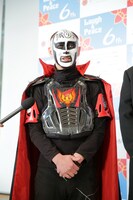 記者会見に応じた鉄拳。