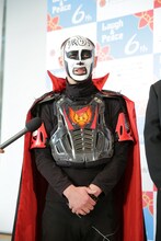 記者会見に応じた鉄拳。