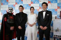 記者会見に応じた（左から）鉄拳、中村獅童、小西真奈美、竹永典弘監督。