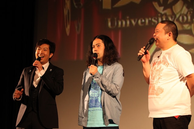 「第6回沖縄国際映画祭」で映画「デート・ウィズ・ドリュー」の舞台挨拶に登壇したピース又吉（中央）と、ジューシーズ赤羽（右）、有村昆（左）。