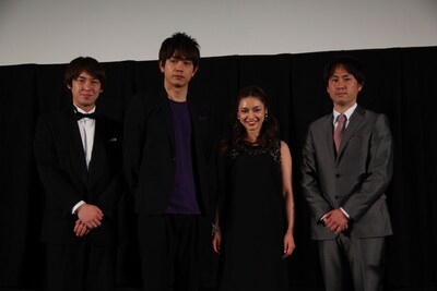 映画「摂氏100℃の微熱」の舞台挨拶に登壇した（左から）ハイキングウォーキング松田、青柳翔、平愛梨、岡本浩一監督。