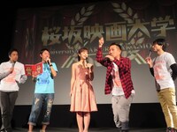 大事なシーンの背景にいた謎の集団がどうしても気になる藤本。