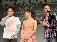 斉藤が近すぎてモジモジし始める徳井（左）と原西（右）。